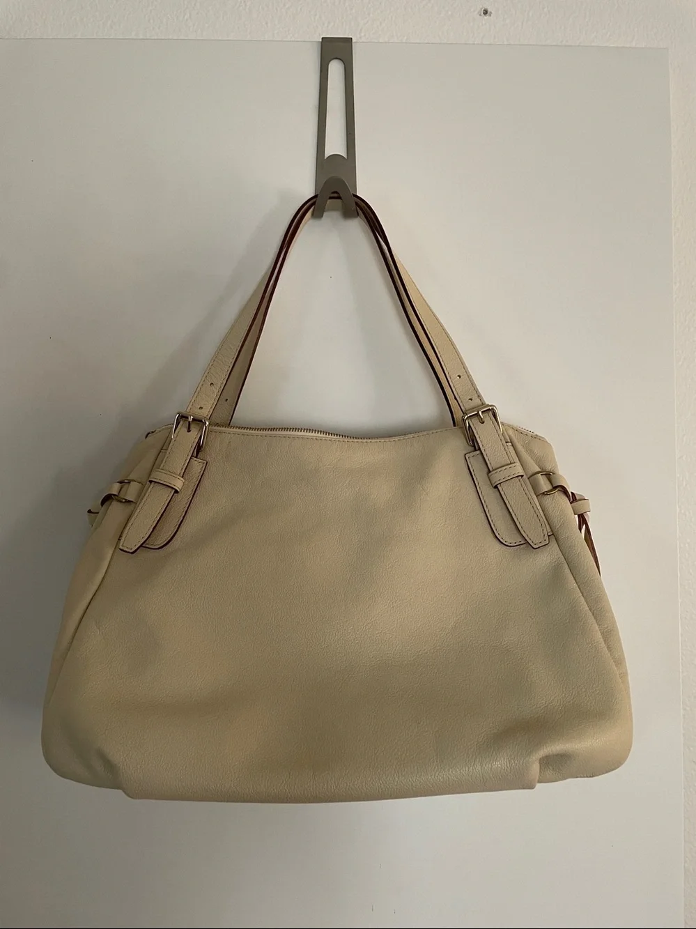 VTG: Dooney & Bourke Luisa Genuine Leather Ivory Shoulder Bag with tags